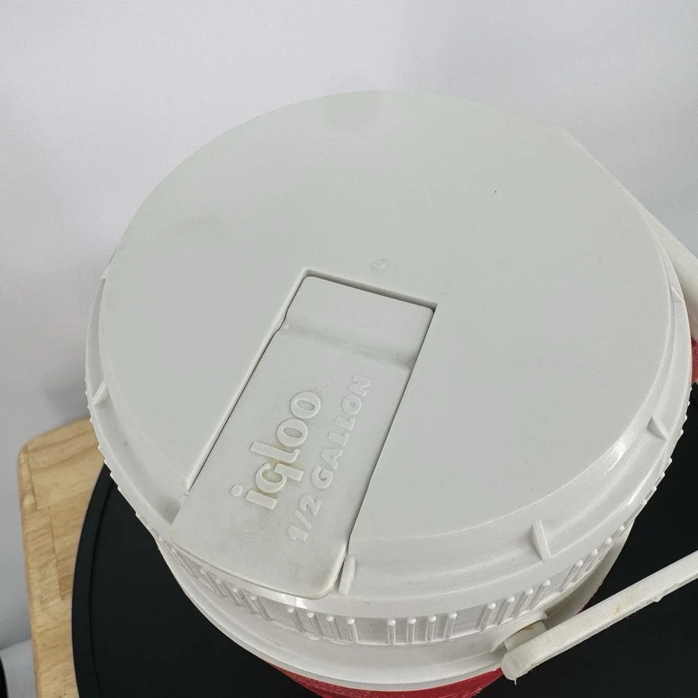 Vintage 80s‎ Pizza Hut Red & White Igloo Half Gallon Relief Pitcher Cooler